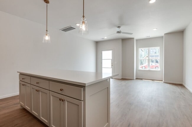 Building Photo - Urban living in Edmond