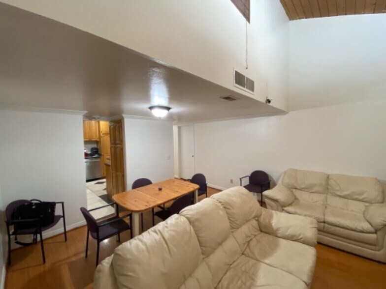 Building Photo - 10331 Lindley Ave