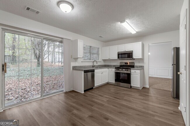 Building Photo - 1385 Pinebreeze Way