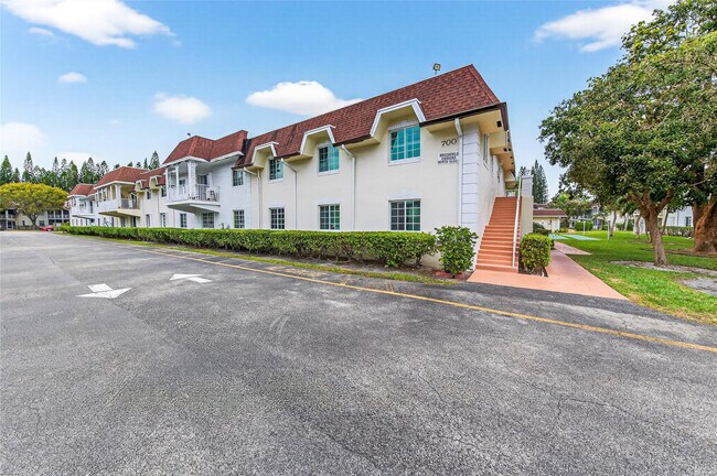 Building Photo - 700 SE 2nd Ave