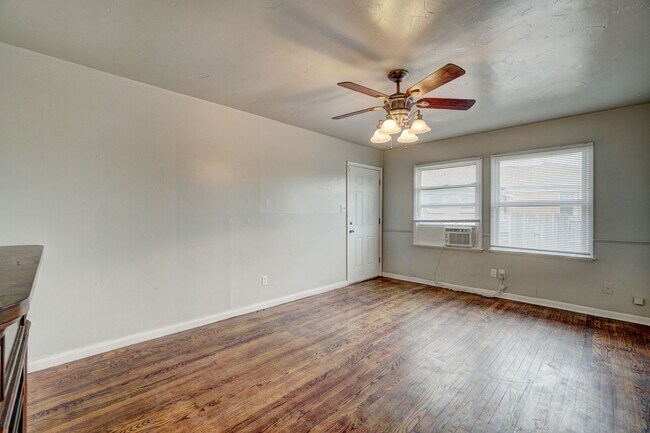 Building Photo - 2 Bed 1 Bath Duplex in MWC