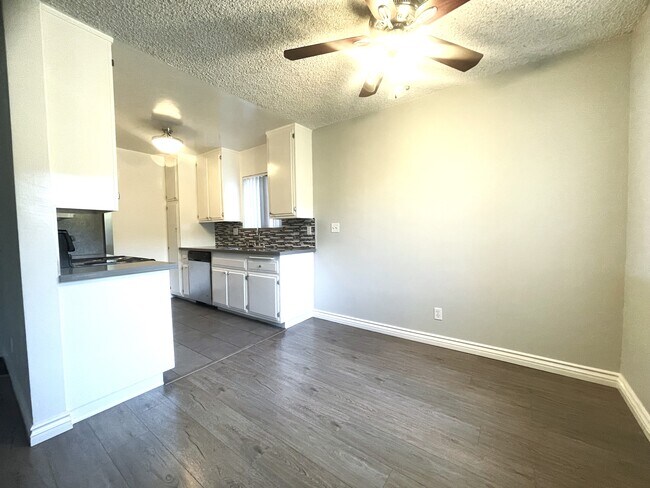 Building Photo - 10914 Rose Ave