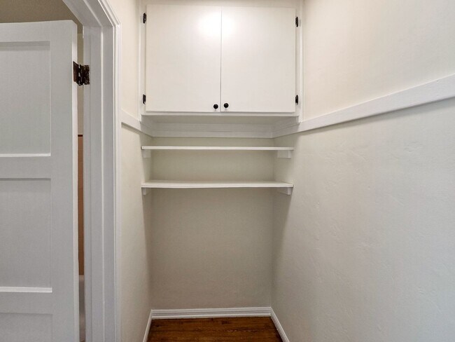 Building Photo - Spacious Studio in the Heart of Los Feliz
