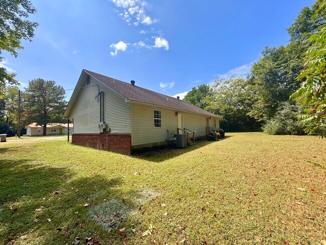 Building Photo - 2/1 Updated Rental Just North of Batesvill...