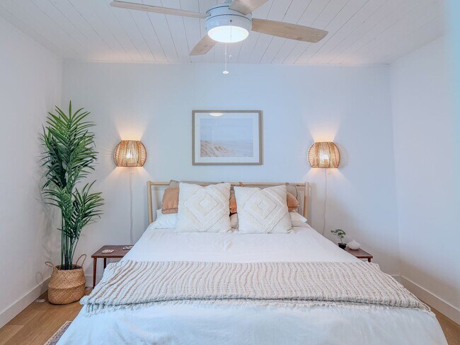 Building Photo - 4954 Dolphin Way