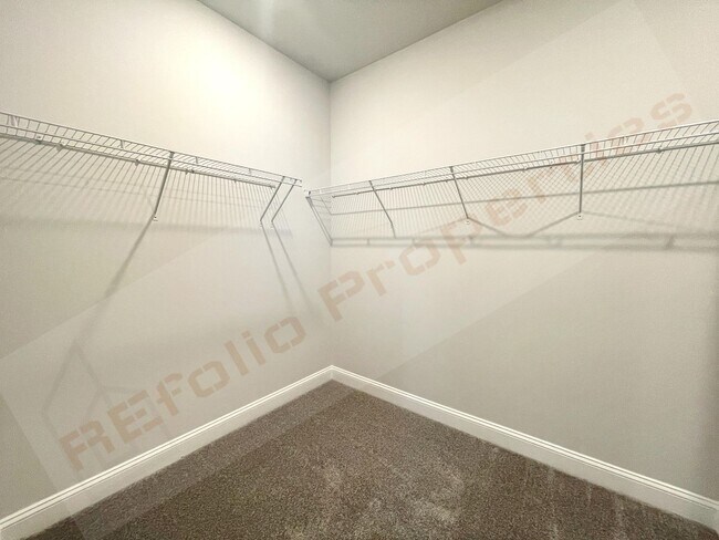 Building Photo - Gorgeous 4 Bedroom 3 Bath Home with Fiber ...