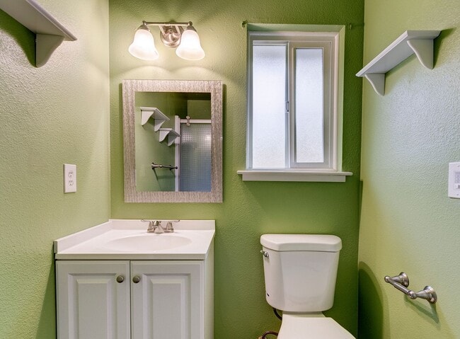 Building Photo - Welcome to this 3 Bed 2 Bath Home Close To Town