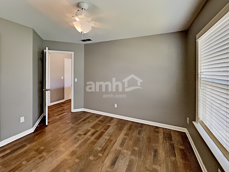 Building Photo - 2412 Newberry Ln