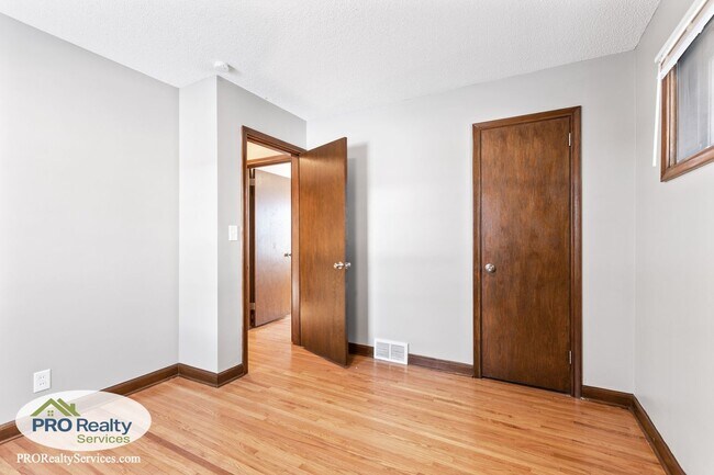 Building Photo - 3 Bedroom Home in St. Louis Park