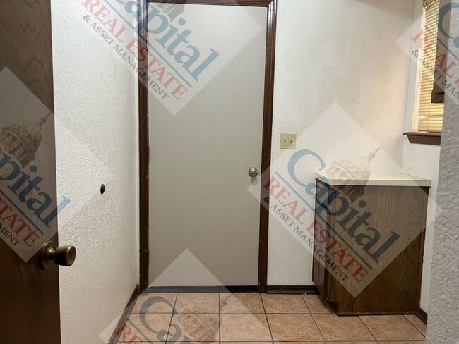 Building Photo - Spacious 4 Bedroom