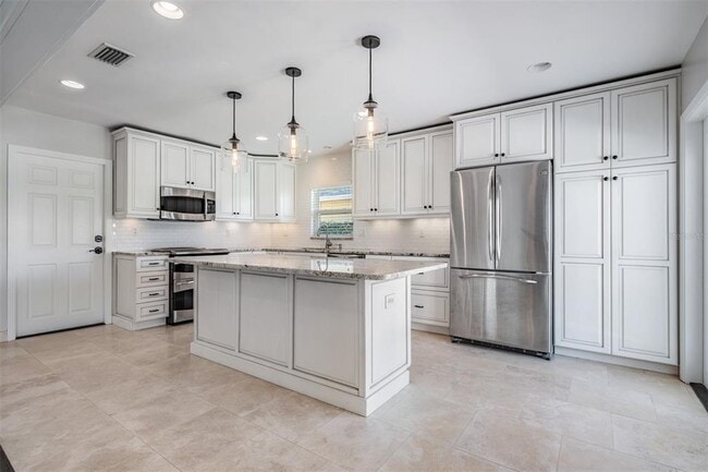 Building Photo - 640 Geneva Pl