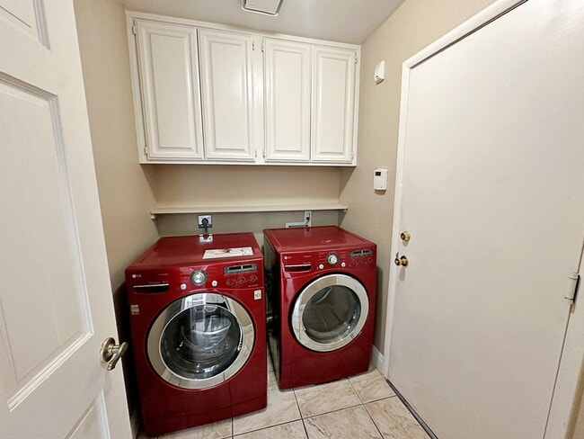 Building Photo - Green Valley Luxury Single Story: Pool, Putting Green, 4 Bedrooms, SOLAR!