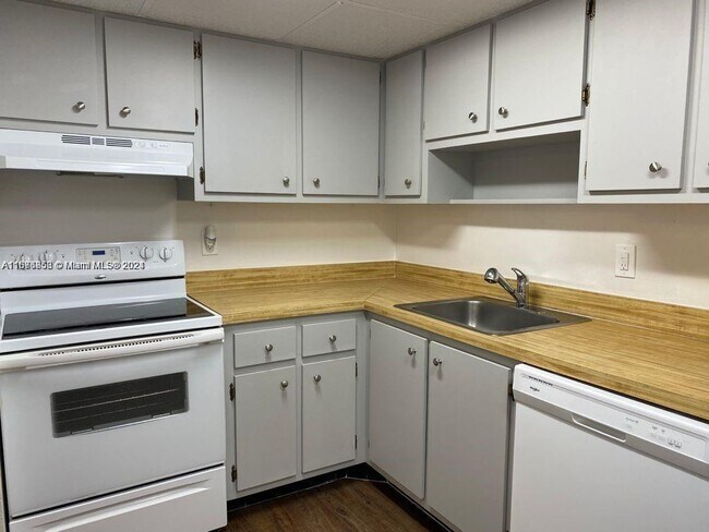 Building Photo - 7851 Miller Dr