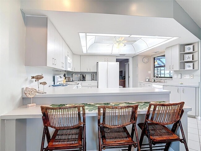 Building Photo - 290 Rotonda Cir