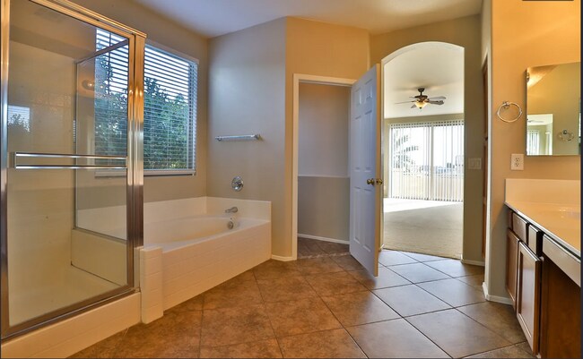 Building Photo - Spacious 6-Bedroom Home in Rovey Farm Estates