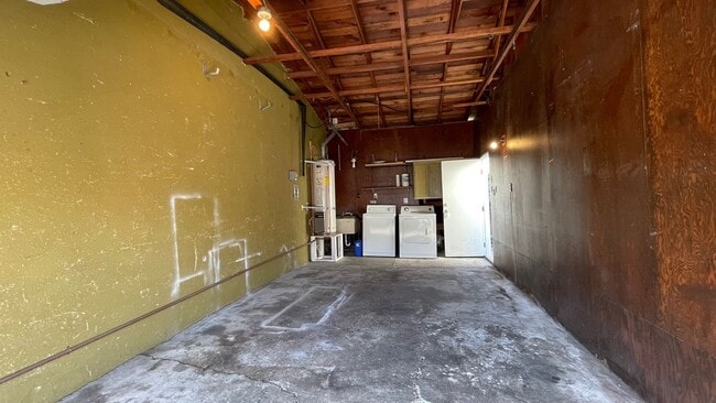 Building Photo - Short Term First Semester Lease: August - December 2026