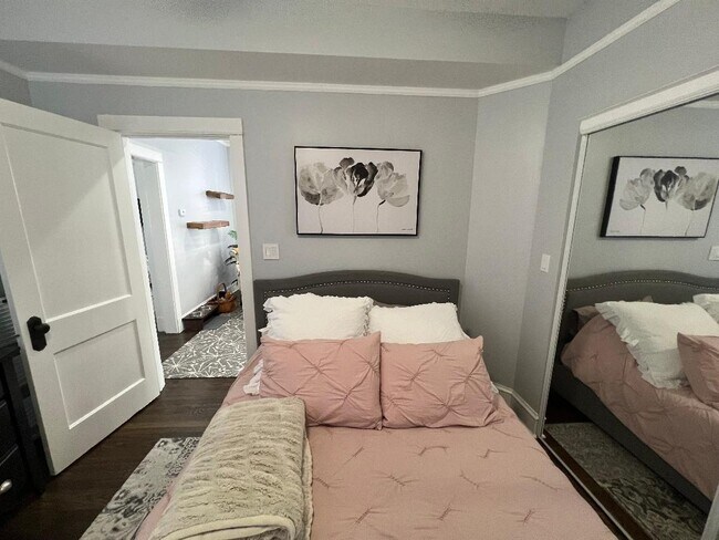 Building Photo - 3327 N Hamilton Ave