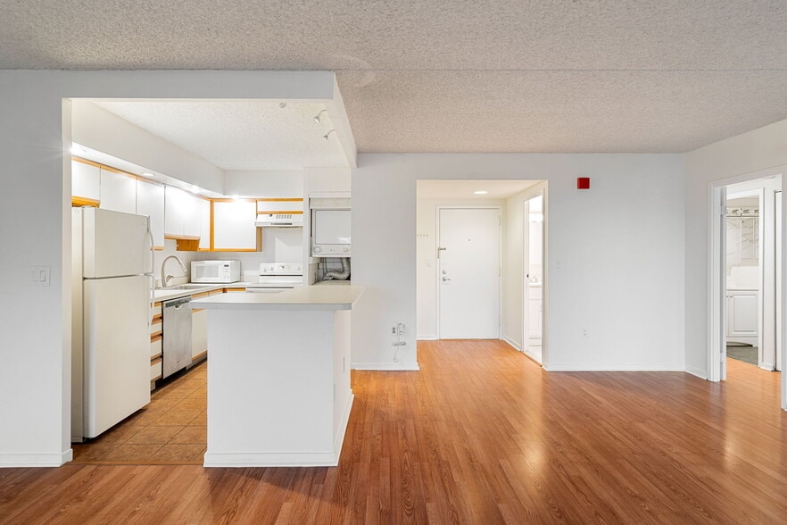 Building Photo - 200 Lombard St