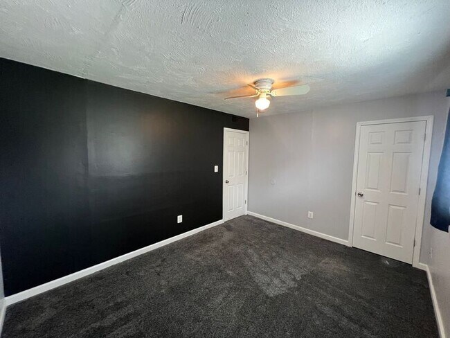 Building Photo - 9433 Sylvia St