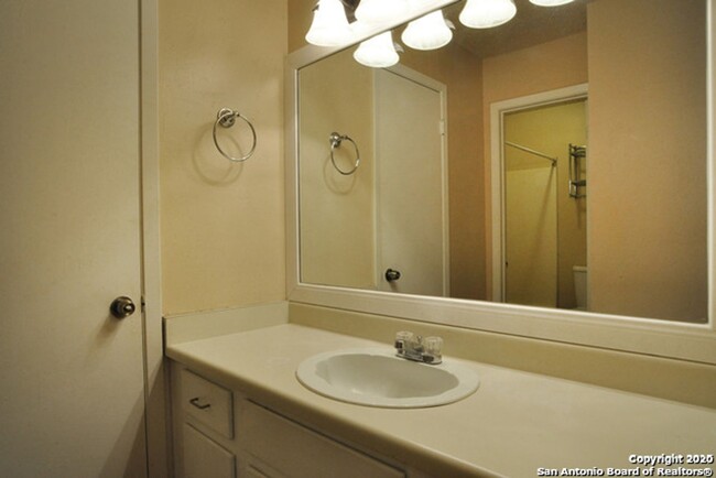 Building Photo - 3 Bedroom/2 Bath Ridge Creek Subdivision