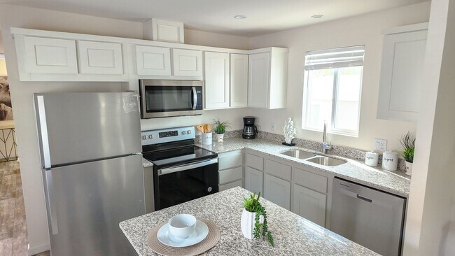 Building Photo - Newer West Sac Home