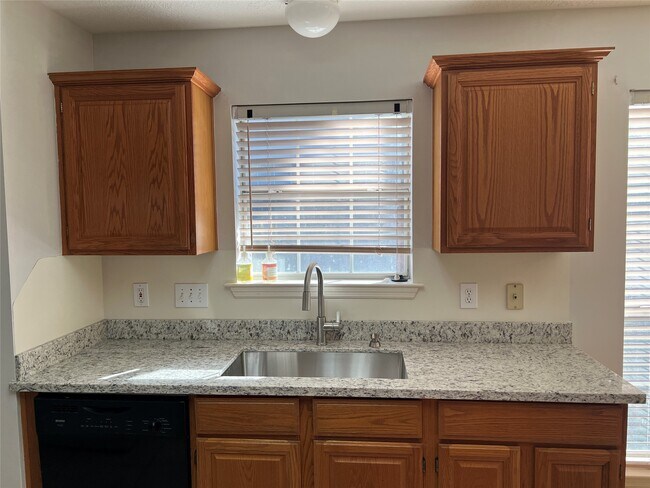 Building Photo - 811 Spring Valley Ct