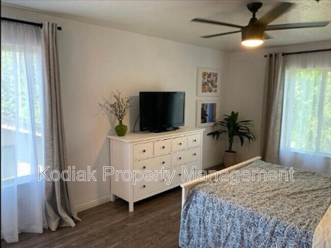 Building Photo - 1046 E 400 S