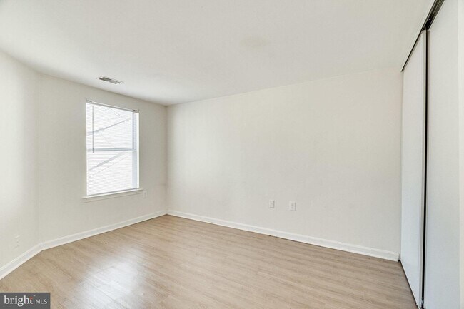 Building Photo - Elevated Comfort: Spacious Condo with Loft...