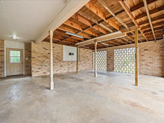 Building Photo - Charming 3-Bedroom Home with Spacious Livi...