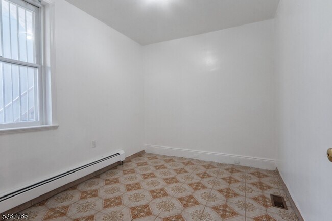 Building Photo - 655 4th Ave