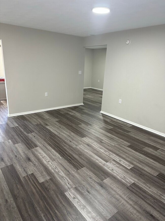 Building Photo - Oversized 3 Bedroom with laundry room & Sp...