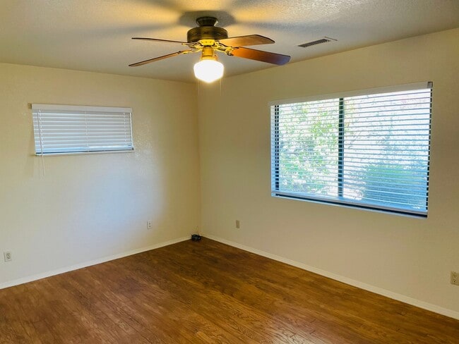 Building Photo - 30 Quartz Dr