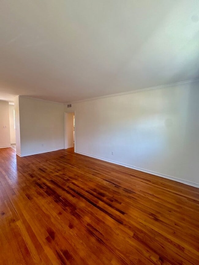 Building Photo - Fully Renovated Three Bedrooms Condo in South Windermere