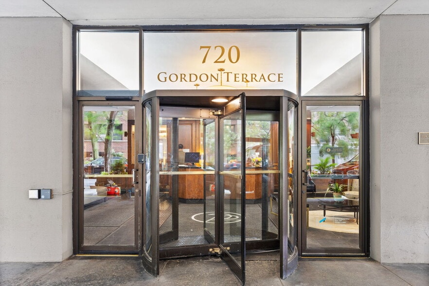 Building Photo - 720 W Gordon Terrace