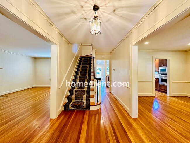 Building Photo - Charming Dutch Colonial in Brookside w/ an Updated Kitchen, Wood Floors, Fenced Yard and a Finish...