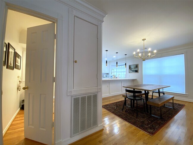 Building Photo - 2506 Van Buren St