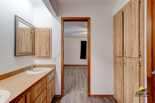 Building Photo - 2025 Willow Oak Dr