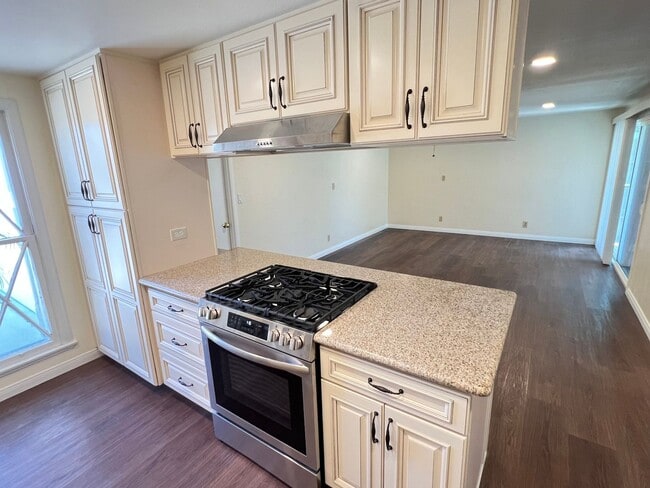 Building Photo - Adorable and Recently Upgraded 4 Bedroom P...