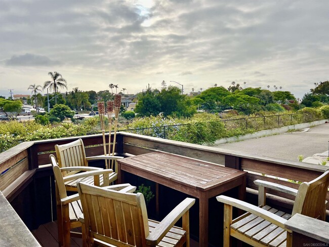 Building Photo - 517 N Cedros Ave