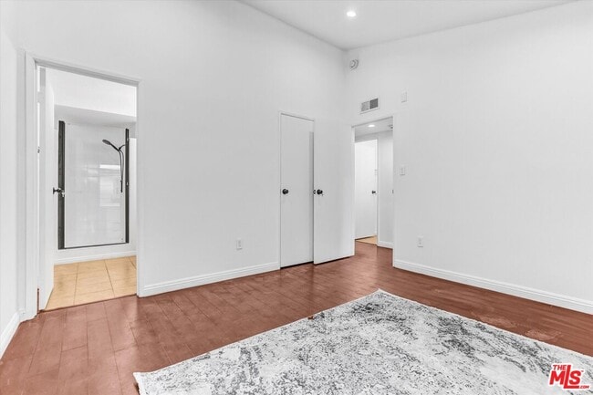 Building Photo - 6155 Reseda Blvd