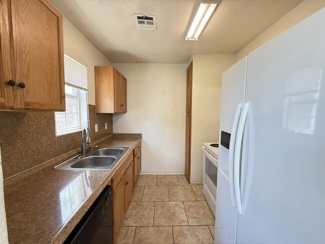 Building Photo - 2200 NE 22nd St