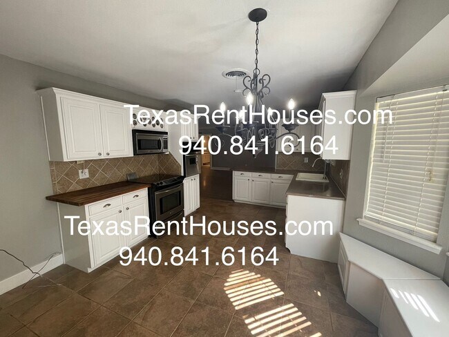 Building Photo - Gorgeous Home with updates and space!