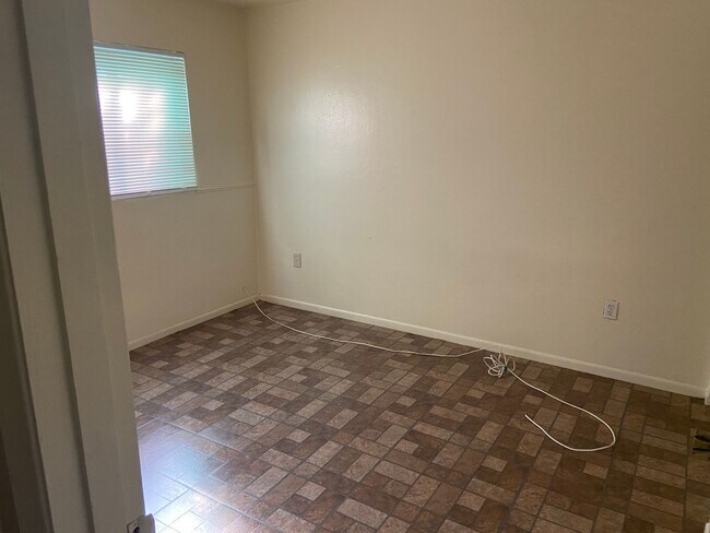 Building Photo - 2 Bed, 1 Bath Home!