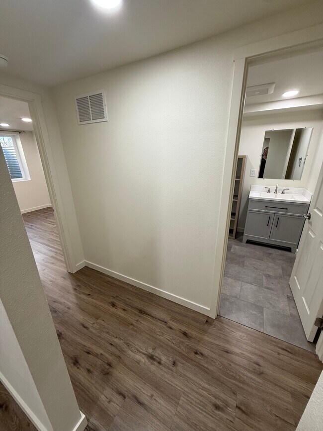 Building Photo - 1535 N 18th Dr