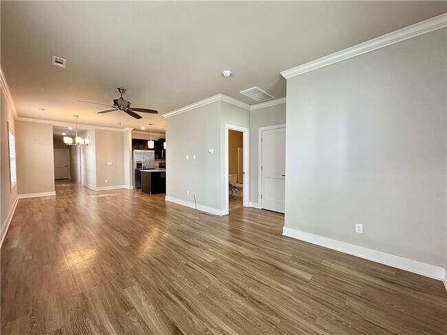 Building Photo - 707 NE Hts Ln