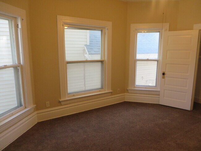 Building Photo - 5 Bedroom Home in the very core of Downtown (West Central, Downtown)