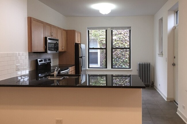 Interior Photo - 5326-5336 S. Greenwood Avenue