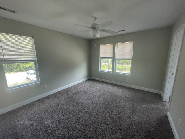 Building Photo - 3 bedroom 2.5 Bathroom House Welcomes Stud...