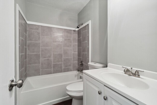 Building Photo - Large 3BR/2.5BA Two Story House Near Downt...