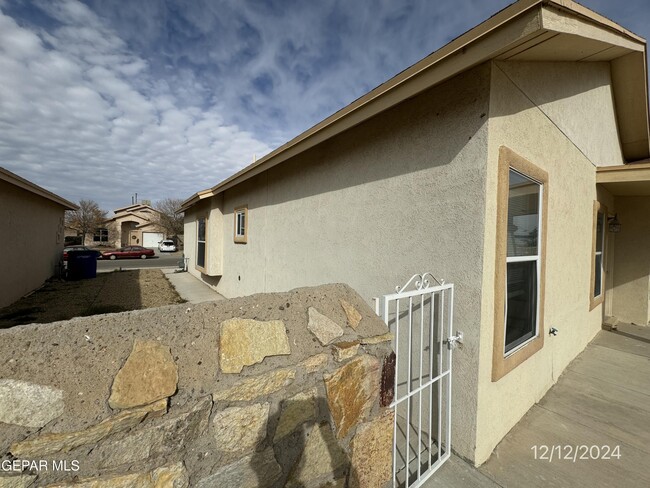 Building Photo - 4072 Tierra Venado Dr